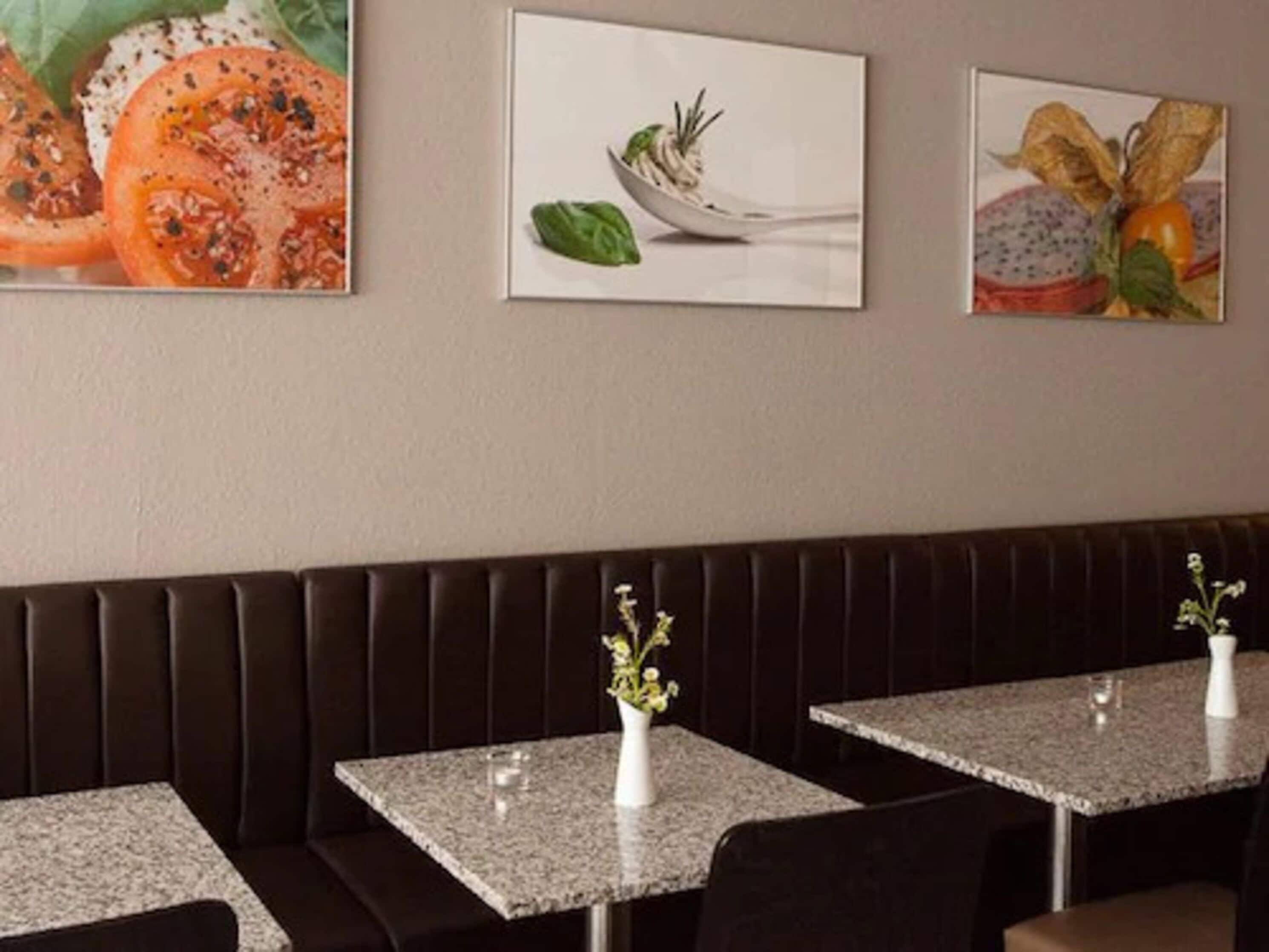 Sarapan prasmanan setiap hari (EUR 16.5 per orang)