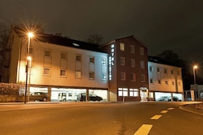 Fassade der Unterkunft – Abend/Nacht