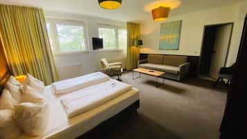 Business Studio Suite, 1 King Bed with Sofa bed | Hypo-allergenic bedding, individually furnished, desk, laptop workspace