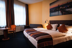 Standard Double Room | Premium bedding, pillowtop beds, in-room safe, desk - Hotel Boulevard (Cologne)