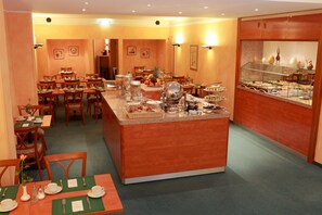 Tägliches Frühstücksbuffet (16 EUR pro Person)