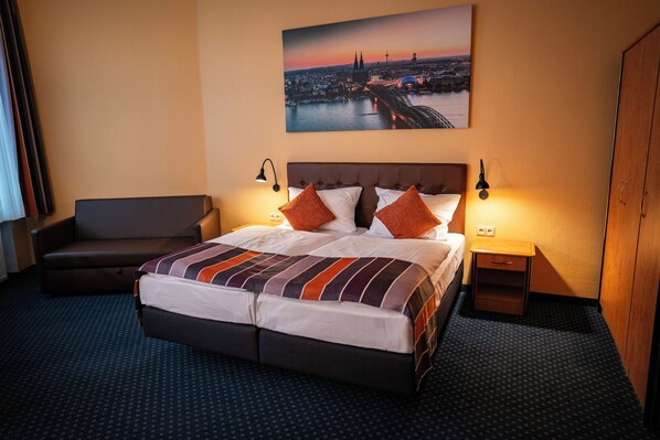Standard Double Room | Premium bedding, pillowtop beds, in-room safe, desk - Hotel Boulevard (Cologne)