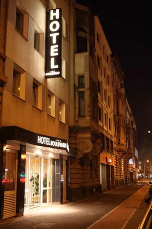Fachada de la propiedad por la tarde o noche