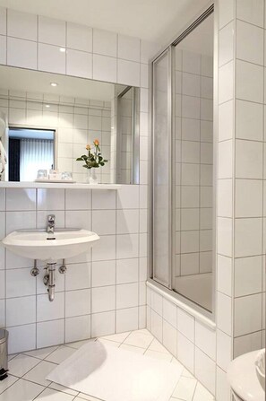 Een douche, gratis toiletartikelen, een haardroger, handdoeken