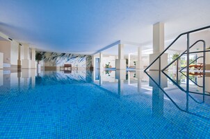 室内游泳池，07:00 至 22:00 开放，日光浴躺椅