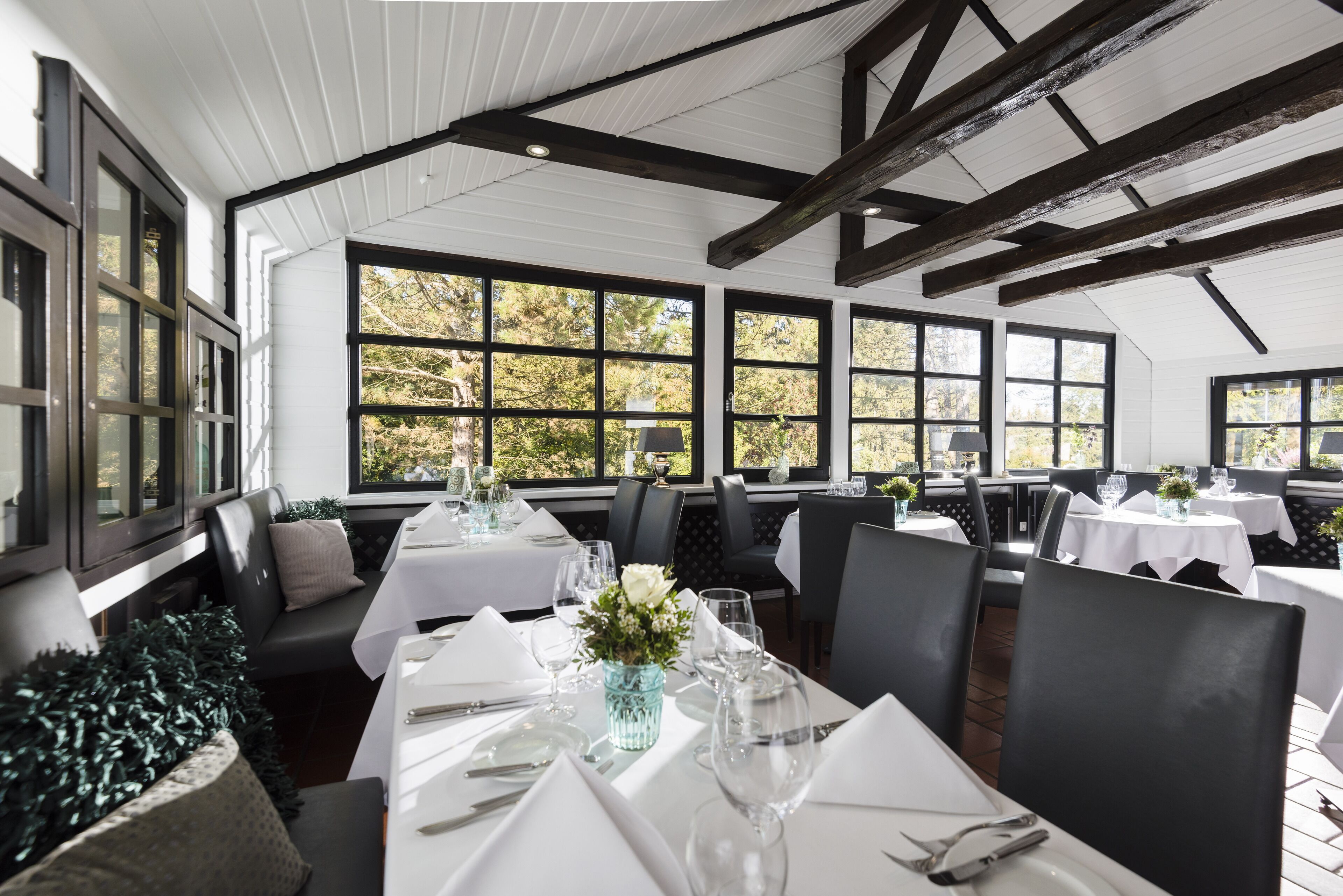 2 restaurants, breakfast, lunch, dinner served; international cuisine