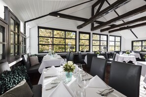 2 restaurants, breakfast, lunch, dinner served; international cuisine 