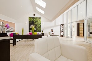 Couples treatment rooms, body treatments, hot stone massages