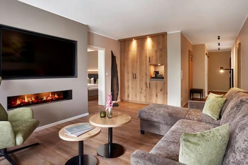 Deluxe Suite, 1 Bedroom | Living room | Flat-screen TV, ping pong