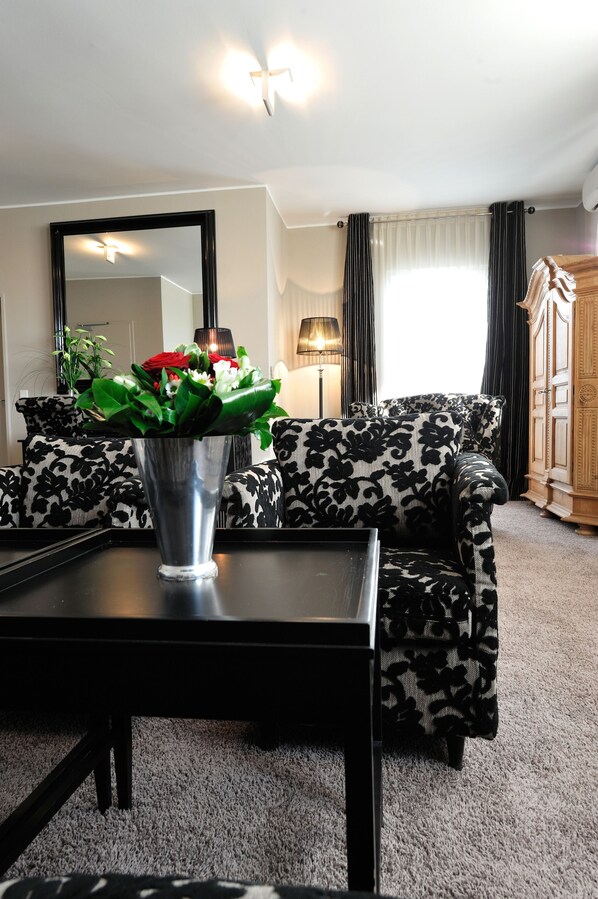 Suite 47 | Living area | Flat-screen TV - Stage47 (Düsseldorf)