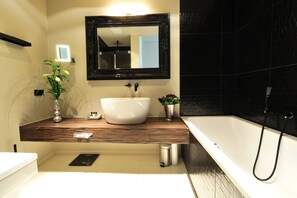 Habitación ejecutiva | Baño | Ducha, artículos de higiene personal gratuitos y secador de pelo