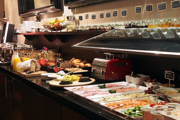 Sarapan prasmanan setiap hari (EUR 23 per orang)