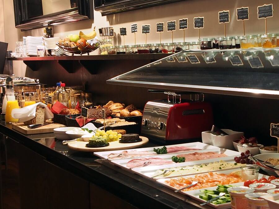 Café da manhã com buffet todos os dias (EUR 23 por pessoa)