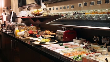 Colazione a buffet, servita tutte le mattine (23 EUR a persona)