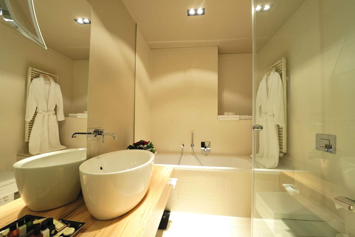 executive room | bathroom | shower, free toiletries, hair dryer, towels