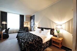 Deluxe Room | Hypo-allergenic bedding, minibar, in-room safe, soundproofing - Stage47 (Düsseldorf)