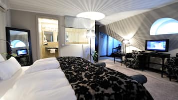 Executive Room | Hypo-allergenic bedding, minibar, in-room safe, soundproofing