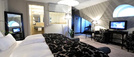 Executive Room | Hypo-allergenic bedding, minibar, in-room safe, soundproofing