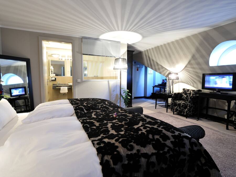 Executive Room | Peralatan tempat tidur hipoalergenik, bar mini, peti besi dalam bilik