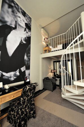 Maisonette Suite | Living area | Flat-screen TV - Stage47 (Düsseldorf)