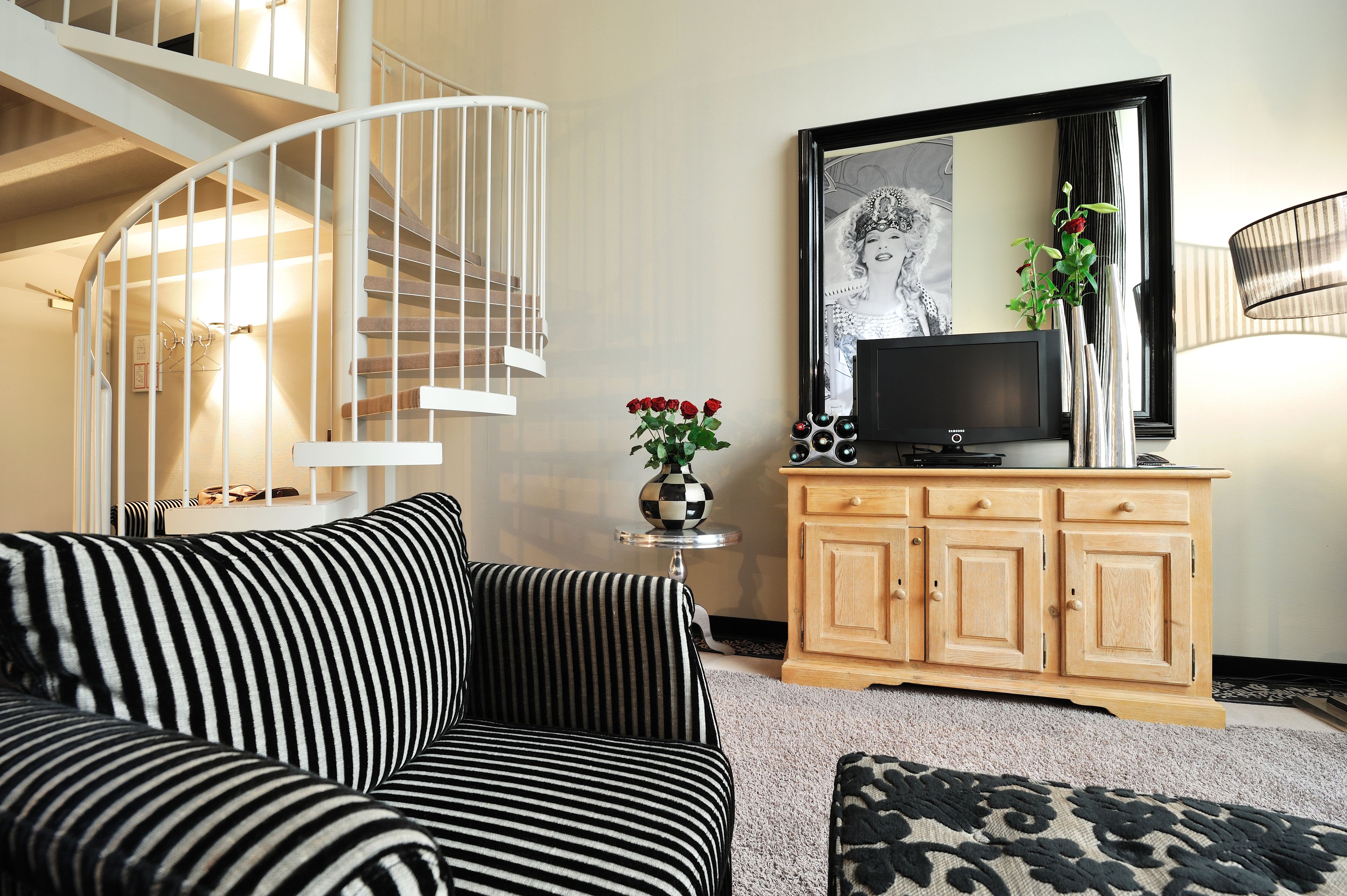 junior suite | hypo-allergenic bedding, minibar, in-room safe, soundproofing