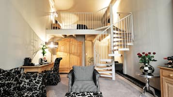 Junior Suite | Living area | Flat-screen TV