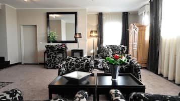 Suite 47 | Hypo-allergenic bedding, minibar, in-room safe, soundproofing