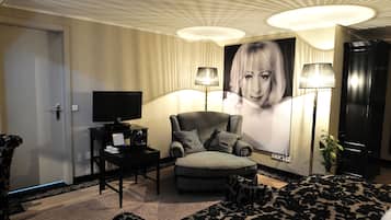 Executive Room | Hypo-allergenic bedding, minibar, in-room safe, soundproofing