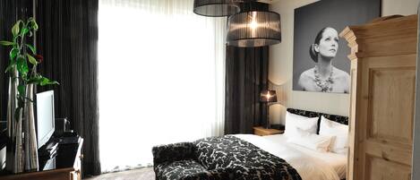 Hypo-allergenic bedding, minibar, in-room safe, soundproofing