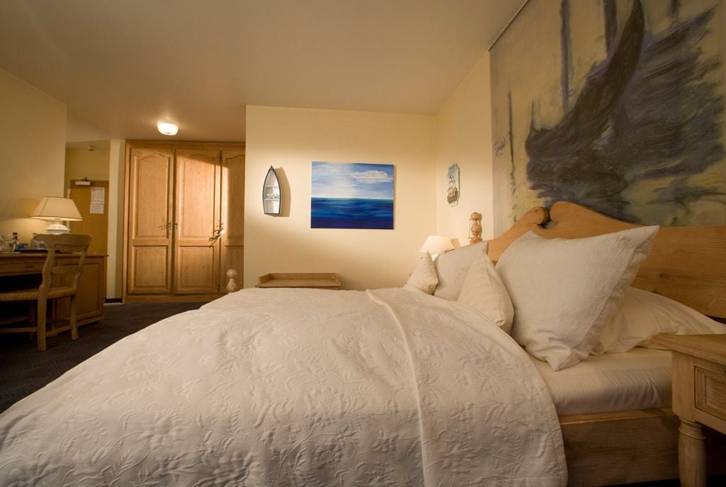 single room | hypo-allergenic bedding, minibar, in-room safe, individually decorated