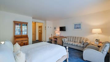 Double Room | Hypo-allergenic bedding, minibar, in-room safe, individually decorated