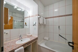 Shower, free toiletries, hair dryer, bathrobes - Hotel Lessing (Düsseldorf)