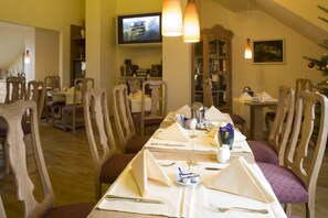 Petit déjeuner buffet (18 EUR par personne)