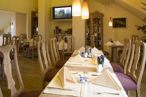 Petit déjeuner buffet (18 EUR par personne)