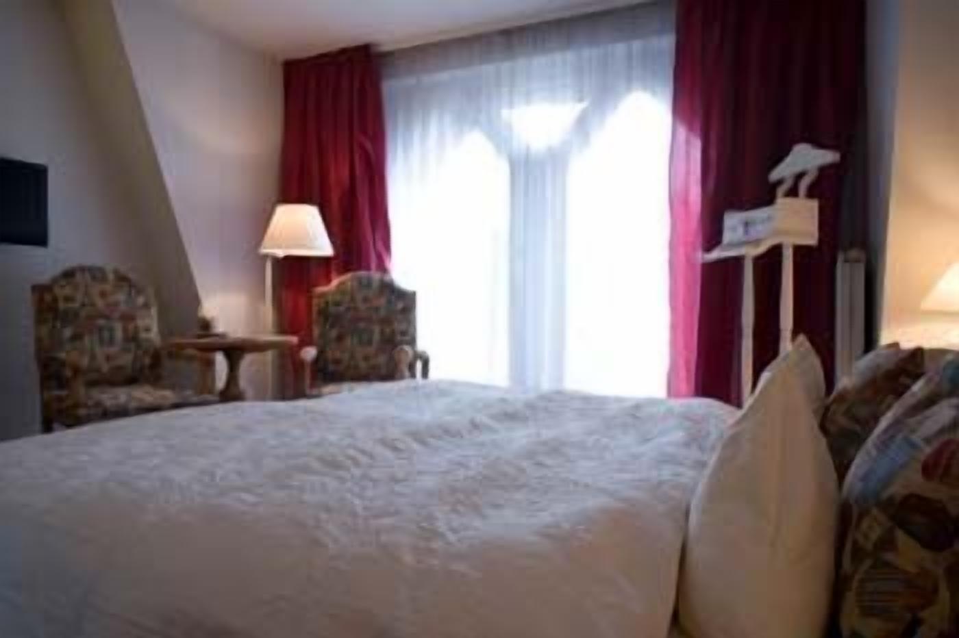 single room | hypo-allergenic bedding, minibar, in-room safe, individually decorated