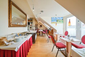 Tägliches Frühstücksbuffet gegen Gebühr