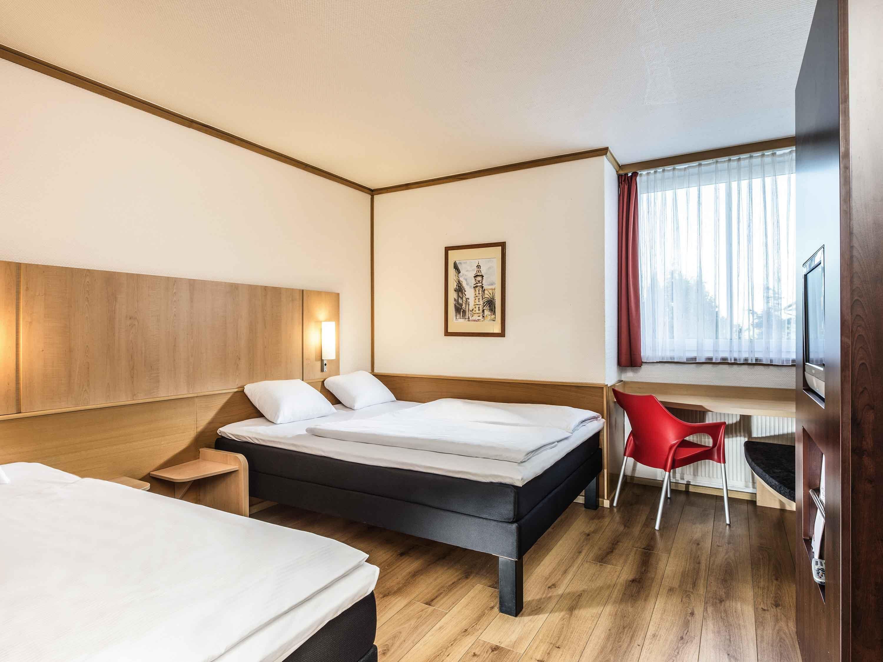 Standardzimmer, Mehrere Betten | Zimmersafe, Schreibtisch, Bügeleisen/Bügelbrett, kostenloses WLAN