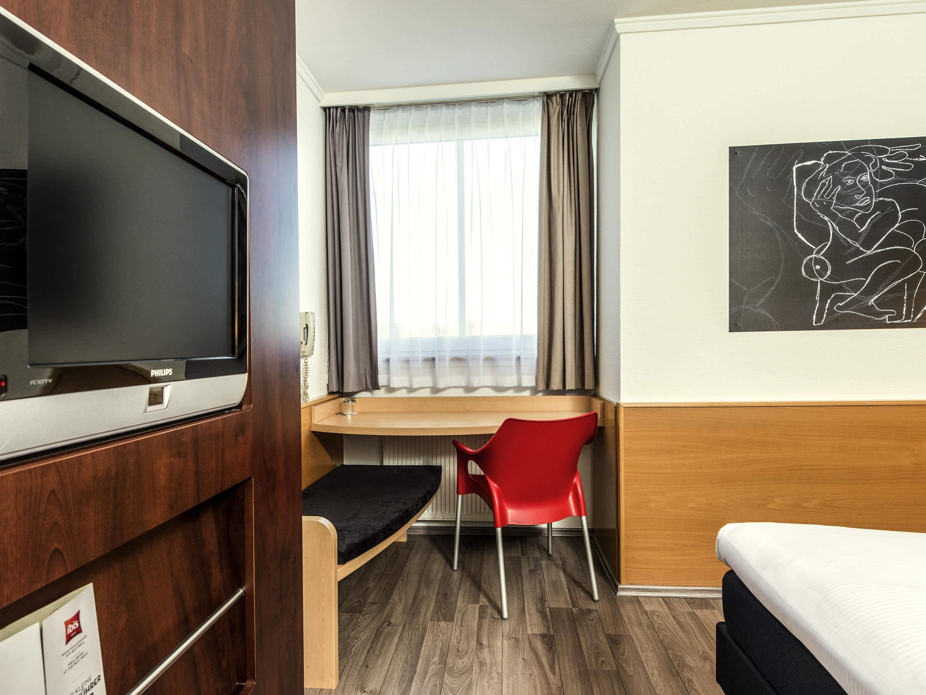 Standaard kamer, 1 tweepersoonsbed | Een kluis op de kamer, een bureau, een strijkplank/strijkijzer
