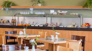 Se ofrece un desayuno bufé (12.00 EUR por persona)