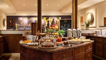 Café da manhã continental todos os dias (EUR 18 por pessoa)