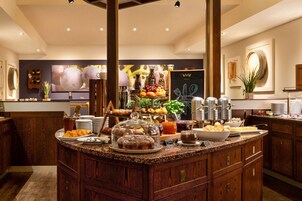 Desayuno continental diario (EUR 18 por persona)