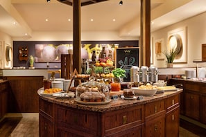 Sarapan ala kontinental setiap hari (EUR 18 per orang)