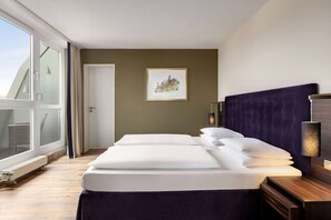 In-room safe, desk, laptop workspace, blackout curtains - Vienna House by Wyndham Thüringer Hof Eisenach (Eisenach)