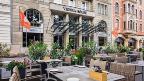 Hotel Vienna House con terraza y restaurante.