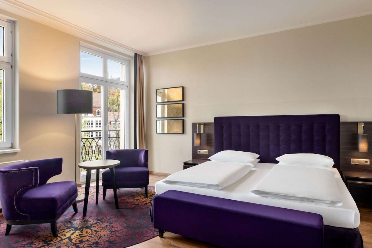 Executive Room | In-room safe, desk, laptop workspace, blackout drapes
