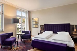 Caja de seguridad en la habitación y escritorio 