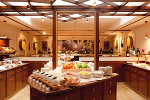 Daily continental breakfast (EUR 18 per person)