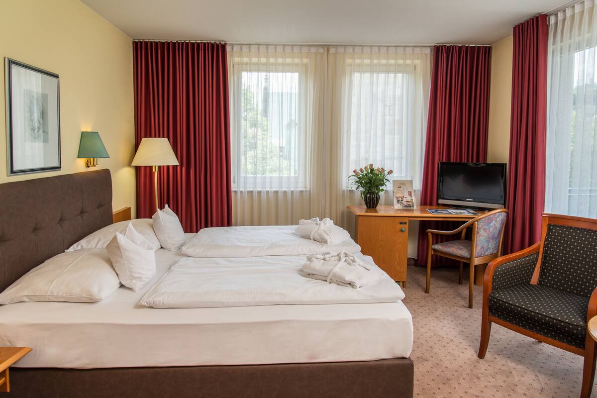 Eenvoudige tweepersoonskamer, 1 queensize bed | Hypoallergeen beddengoed, een kluis op de kamer, een bureau