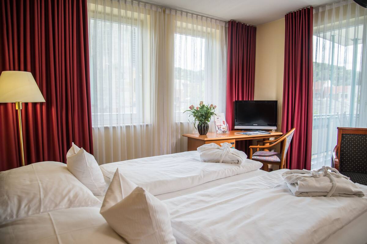 Hypoallergeen beddengoed, een kluis op de kamer, een bureau