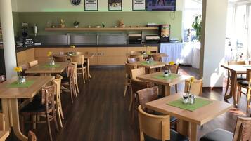 Desayuno buffet diario (EUR 15.50 por persona)